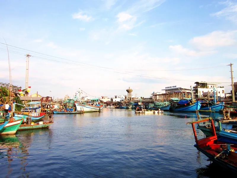 Những chiếc thuyền cá đầy màu sắc đậu kín dòng sông gần khu chợ Dương Đông, Phú Quốc.